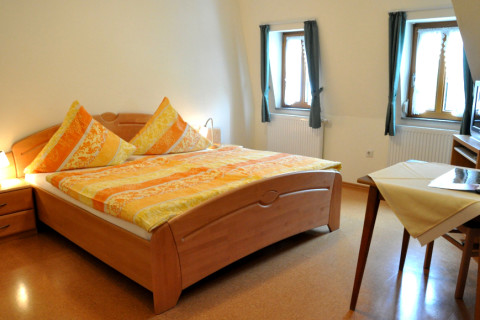 Our ensuite double rooms are equipped with a bed, table and television.