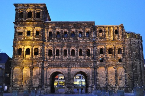 Die Porta Nigra, das schwarze Stadttor, in Trier zur blauen Stunde.