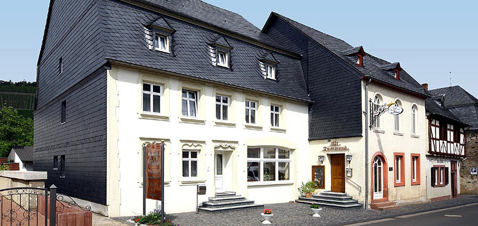 Blick auf das Weingut Weinand mit der Gaststätte "Alt Dusemond" in Brauneberg an der Mosel.